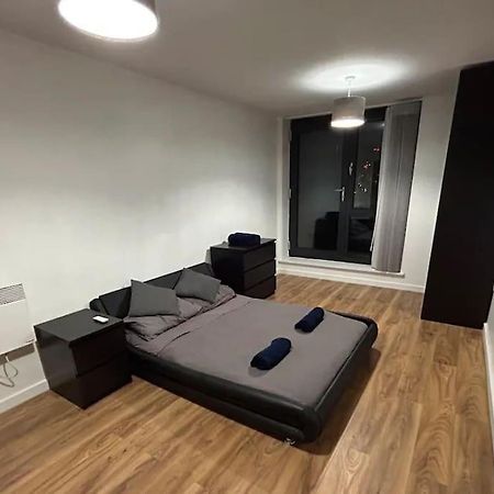 2 Bed Apartment Close To Station With Parking London Exterior photo