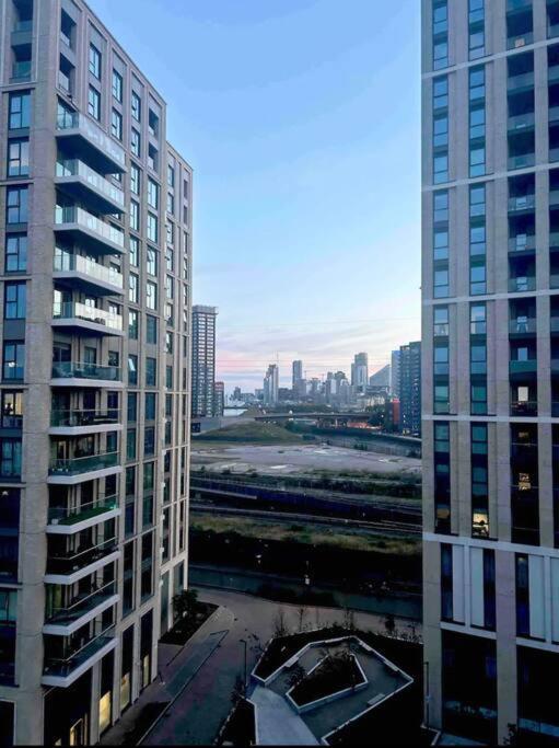 2 Bed Apartment Close To Station With Parking London Exterior photo