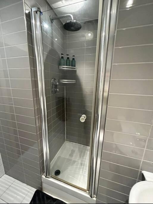 2 Bed Apartment Close To Station With Parking London Exterior photo