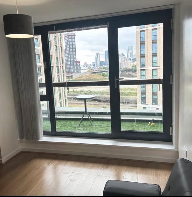 2 Bed Apartment Close To Station With Parking London Exterior photo