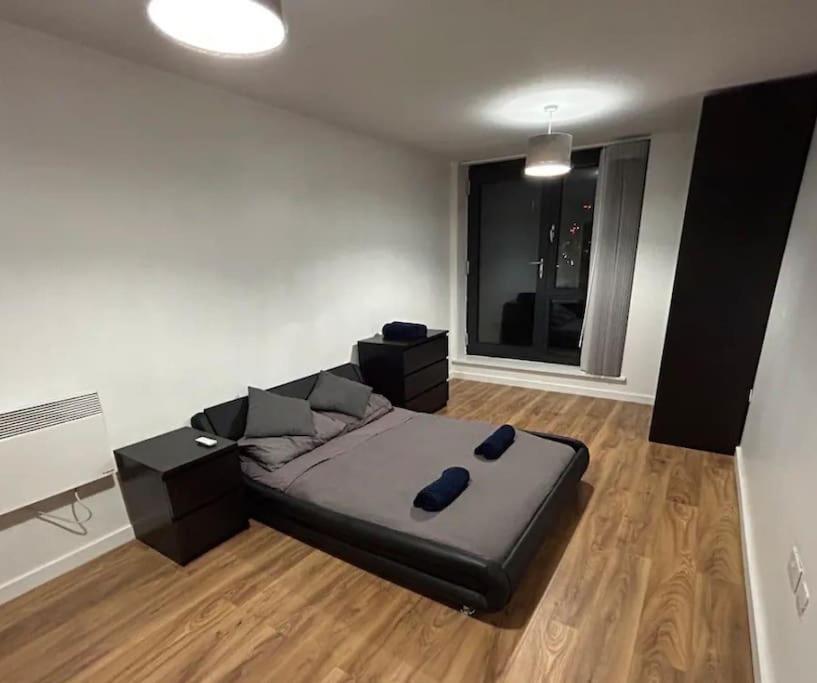 2 Bed Apartment Close To Station With Parking London Exterior photo