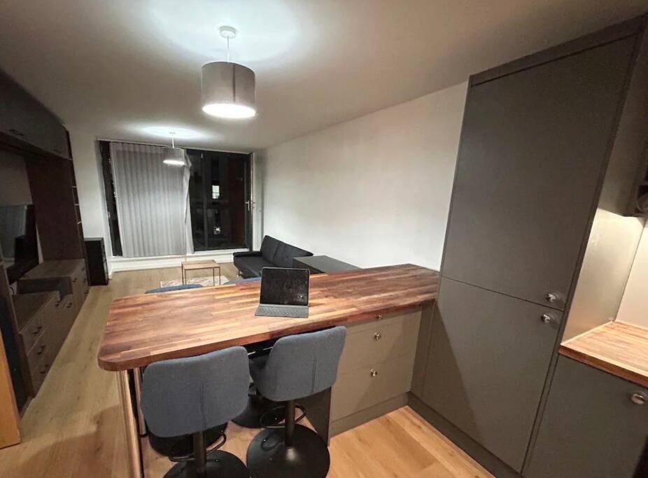 2 Bed Apartment Close To Station With Parking London Exterior photo