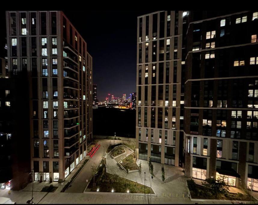 2 Bed Apartment Close To Station With Parking London Exterior photo