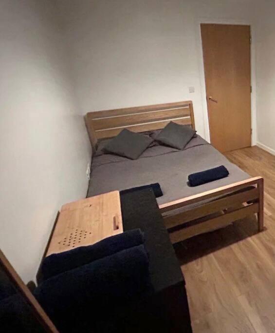 2 Bed Apartment Close To Station With Parking London Exterior photo